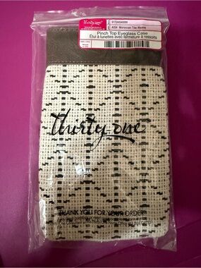 thirty-one Ivory and Black Pinch Top Eyeglass Case
